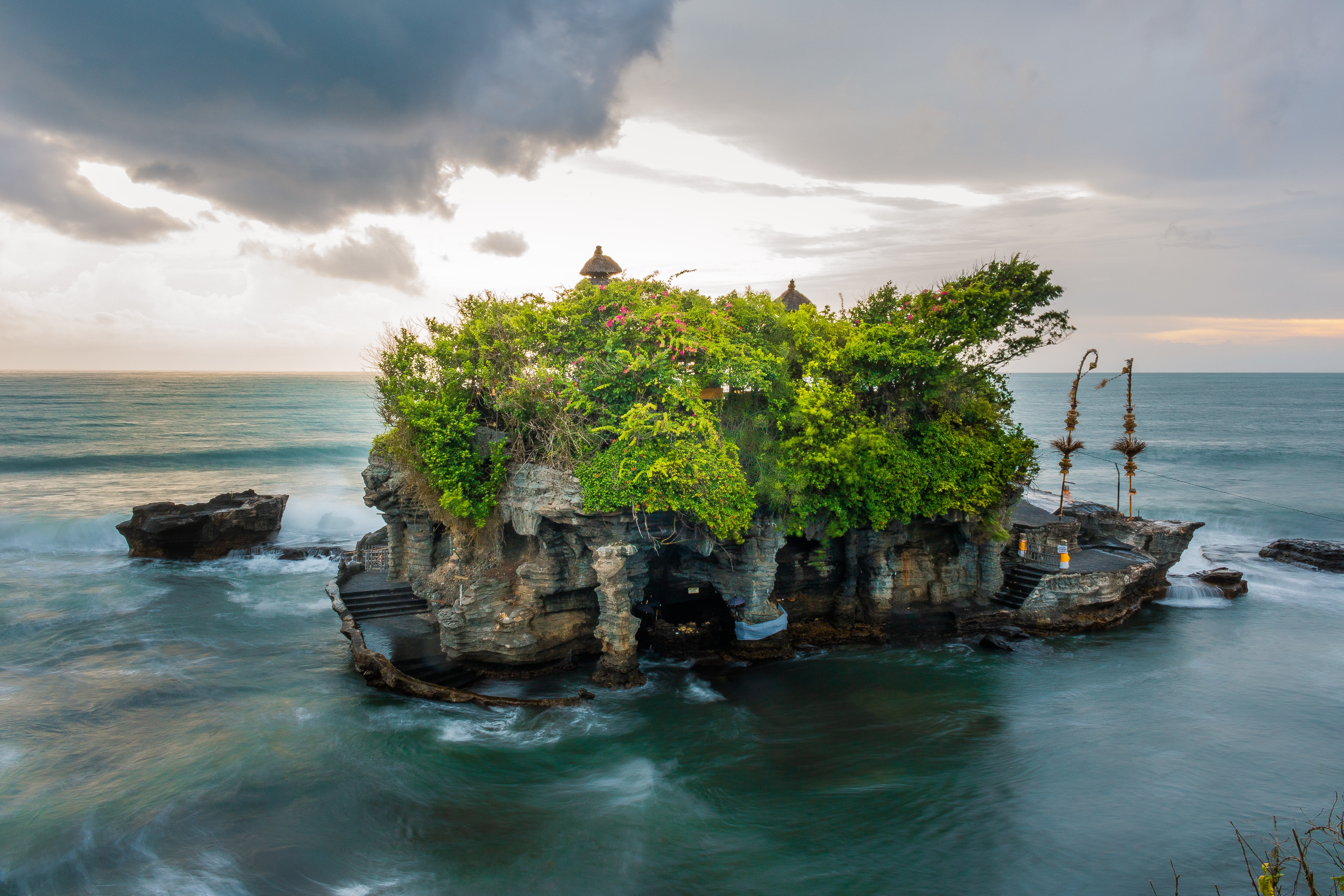 Ф необитаемый остров. Tanah lot Бали. Храм Пура Танах лот. Бали храм Танах лот внутри. Остров Бали необитаемый остров.