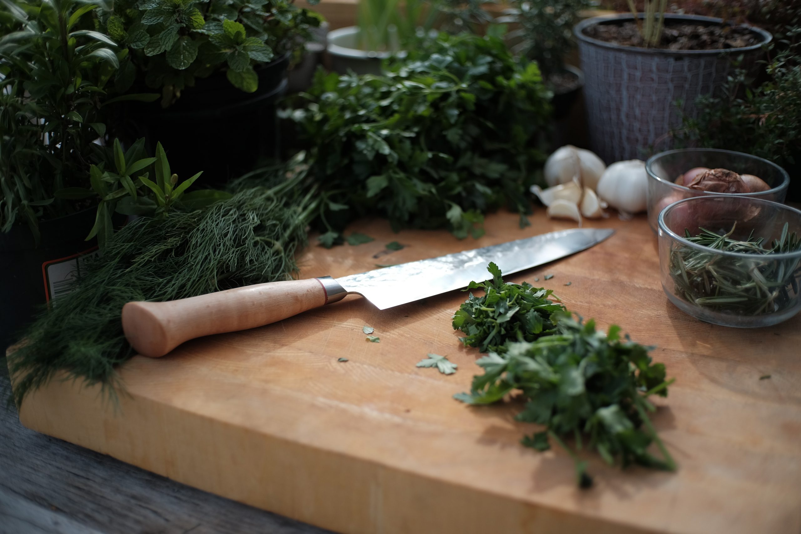 https://cookly.me/magazine/wp-content/uploads/2022/06/cut-herbs-and-knife-scaled.jpg