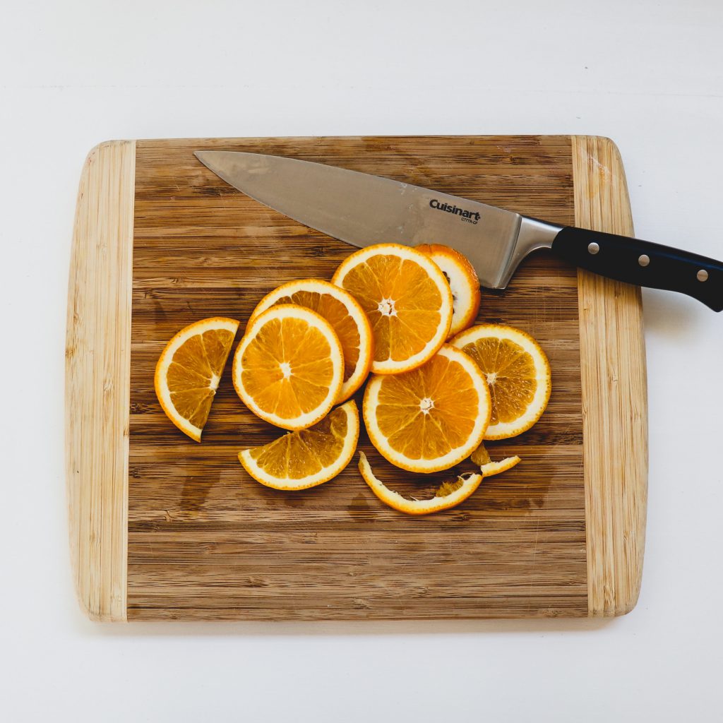 https://www.cookly.me/magazine/wp-content/uploads/2022/06/sliced-oranges-and-knife-1024x1024.jpg