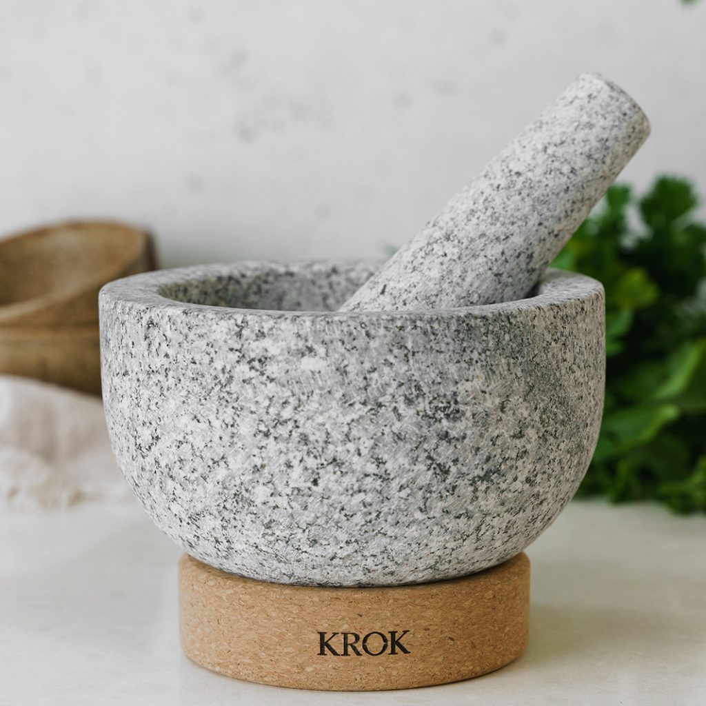 https://cookly.me/magazine/wp-content/uploads/2022/08/krok-thai-granite-mortar-pestle-product-gallery1-1024x1024.jpg