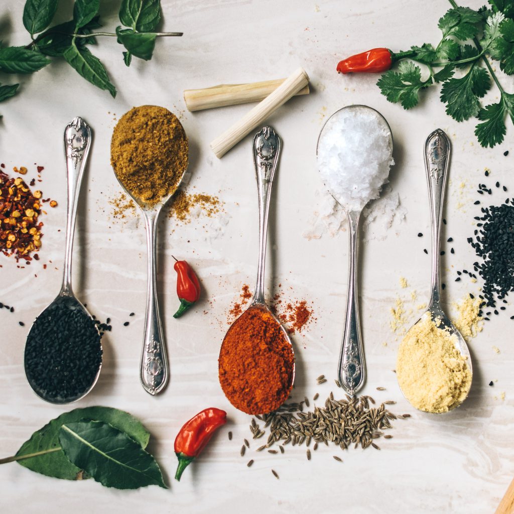 https://www.cookly.me/magazine/wp-content/uploads/2022/10/spices-in-spoons-1024x1024.jpg